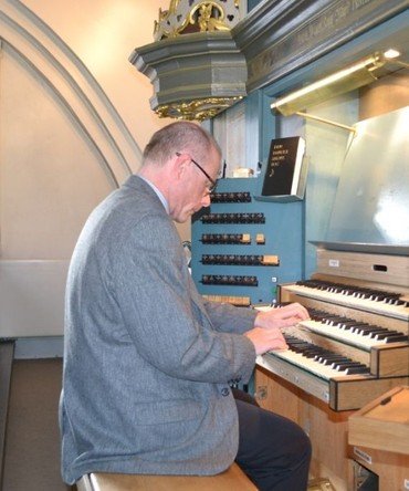 Billede af organist Lars Frederiksen
